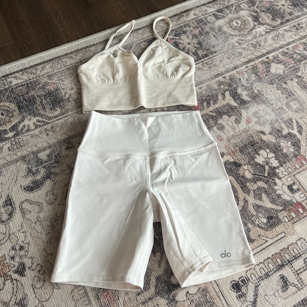 Alo Yoga - Cream Top / Sports Bra